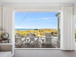 Luxury ocean front holidays, footsteps to beach，位于格罗夫海洋的酒店