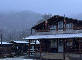 Cabană la poalele munților cu ciubăr，位于Jieţ的木屋