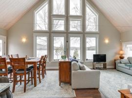 Lakefront Bucksport Home with Fire Pit and Gas Grill!，位于Bucksport的酒店
