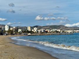 Stunning sea vistas by the beach，位于贝尼卡西姆的酒店