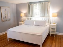 Walk to the beach! Two bedroom unit in the heart of Jax Beach，位于杰克逊维尔海滩的酒店
