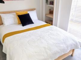 Queen bed apartment- No sharing, your very own space，位于Quinns Rocks的酒店