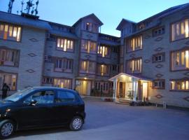 Hotel Sterling , Srinagar，位于斯利那加谢赫·UL·阿拉姆国际机场 - SXR附近的酒店