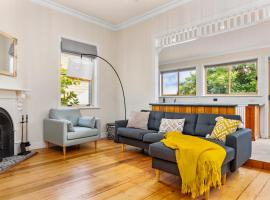 Charming Merewether Cottage，位于Merewether的酒店