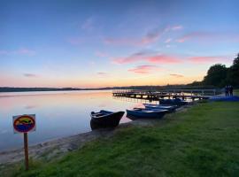 Ferienhaus am See Nähe Danzig Ostsee Kaschubische Schweiz，位于Zawory的酒店