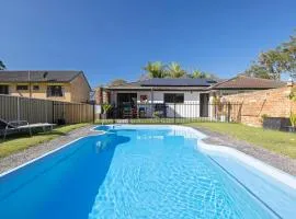 Spacious House with Pool - 5 min walk to Lake