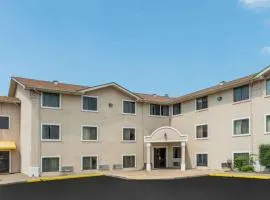 Quality Inn & Suites，位于圣路易斯兰伯特-圣路易斯国际机场 - STL附近的酒店
