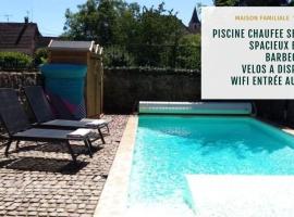 Gîte Trotthus maison familiale avec piscine，位于于纳维的度假屋