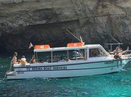 Comino Gozo Private Boat Trips Charters，位于艾因西莱姆的船屋