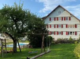 Ferienwohnung Pfänder mit Blick in die Schweizer Berge auf dem Ferienhof Sinz im Allgäu