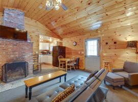 Laconia Cabin Rental Less Than 1 Mi to Lake Winnipesaukee!，位于拉科尼亚的酒店