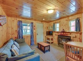 Laconia Vacation Rental Near Lake Winnipesaukee!，位于拉科尼亚的酒店