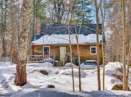 Cozy Laconia Cabin, Close to Winnipesaukee Pier!，位于拉科尼亚的酒店