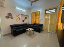 Lovely 2bhk near Hitech City，位于Kondapur的酒店