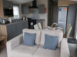 Stylish Modern Bright Caravan with Views sleeps 6 Littlesea Haven Weymouth，位于韦茅斯的酒店