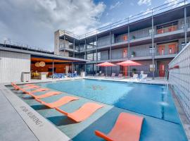 Pet-Friendly New Braunfels Condo with Shared Pool!，位于新布朗费尔斯的酒店