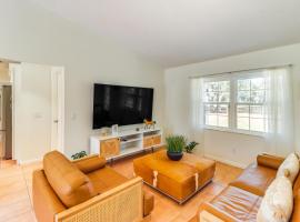 Gas Grill and Fire Pit Peaceful Dunnellon Home!，位于邓内伦的酒店