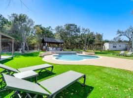 Expansive Bertram Retreat with Pool, on 28 Acres!，位于Bertram的酒店