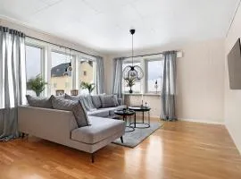 Guestly Homes - Homely 2BR Apartment with 3 Beds