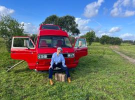 Rent a Blue Classics' s Campervan for your Road trip in Portimao -VOLKSWAGEN T3，位于波尔蒂芒的豪华帐篷