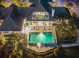 Fortaleza l Luxury 8 BR, 7,000+ sqft Palace on 3 Acres with Pickleball & Basketball Court，位于Helotes的酒店