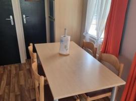 Mobile Home cosy 4/6 pers，位于耶尔的酒店