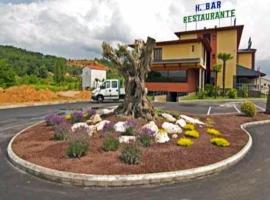 Hotel Villamartin，位于Villamartín de la Abadía的酒店