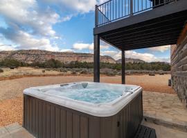Red Canyon Casita-Brand New, Views, Hot Tub, Near Zion & Bryce，位于奥德维尔的别墅