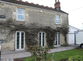 Midsomer Manor, Sleeps 16, Hot Tub, Near Bath，位于米德索莫诺顿的酒店