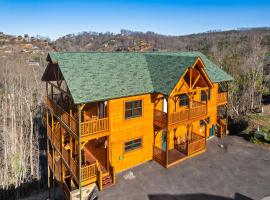 Full Equipped Cabin with a Pool and Game Room Smokies Views，位于加特林堡的酒店