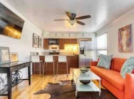 Belmont Shore Beach Bungalow, 2 min walk to town!