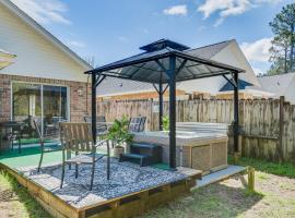 Home with Hot Tub and Yard, Less Than 2 Miles to The Wharf!，位于奥兰治比奇的酒店