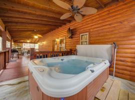 Broken Bow Cabin on 1 Acre with Hot Tub and Fire Pit!，位于斯蒂芬斯穴窟的酒店