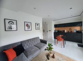 Stunning 1 King bed cabin in Grays，位于格雷斯瑟罗克的酒店