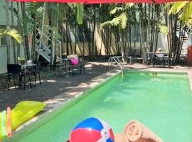 Suites Galv&aacute;n centro Colima, alberca, Wifi, parking，位于科利马的自助式住宿