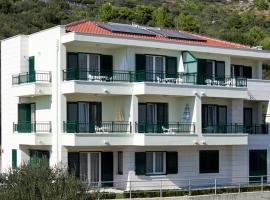 Apartments by the sea Igrane, Makarska - 17292，位于伊格拉恩的低价酒店