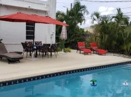 Poolside tropical getaway Easy access to fun