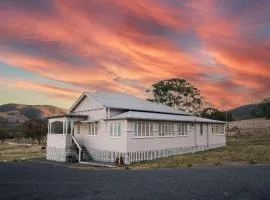 Pretty Pink Queenslander - Spectacular Views, Space and Serenity
