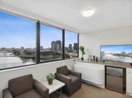 Central Brisbane Studio with Stunning River Views，位于布里斯班的宾馆