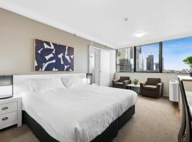 Central Brisbane Studio with Stunning River Views，位于布里斯班的酒店