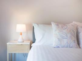 Homely Suburban Delight With Parking & Wi-fi，位于Kings Meadows的酒店
