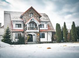 Theia's Garden，位于Livezile的酒店