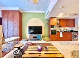 Rustic Elegance By The Lake Studio Cabin In Jlt，位于迪拜的酒店