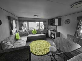 Lovely 3 Bed Caravan near to beach 5 star Reviews，位于克利索普斯的酒店