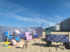 Be at Sea in Ostend all-in luxury apartment , outdoor pool, side seaview，位于奥斯坦德的豪华酒店