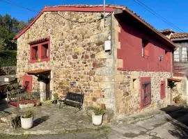 Casa en aldea frente a la Sierra de el Sueve