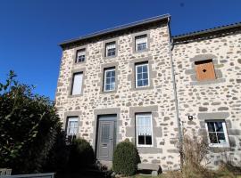 Charmant gîte à 1080m d'altitude avec cheminée et jardin, proche des Monts du Cantal et Super-Lioran - FR-1-742-529，位于Talizat的酒店