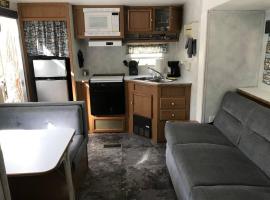 Platte-Camper in Woods w/FirePit & Hot Tub Access，位于Benzonia的酒店