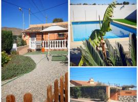 2 bed cottage Lorca many hiking & cycling trails，位于洛尔卡的酒店