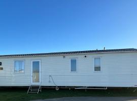 Beautiful 3 bed Caravan in Felixstowe，位于费利克斯托的酒店